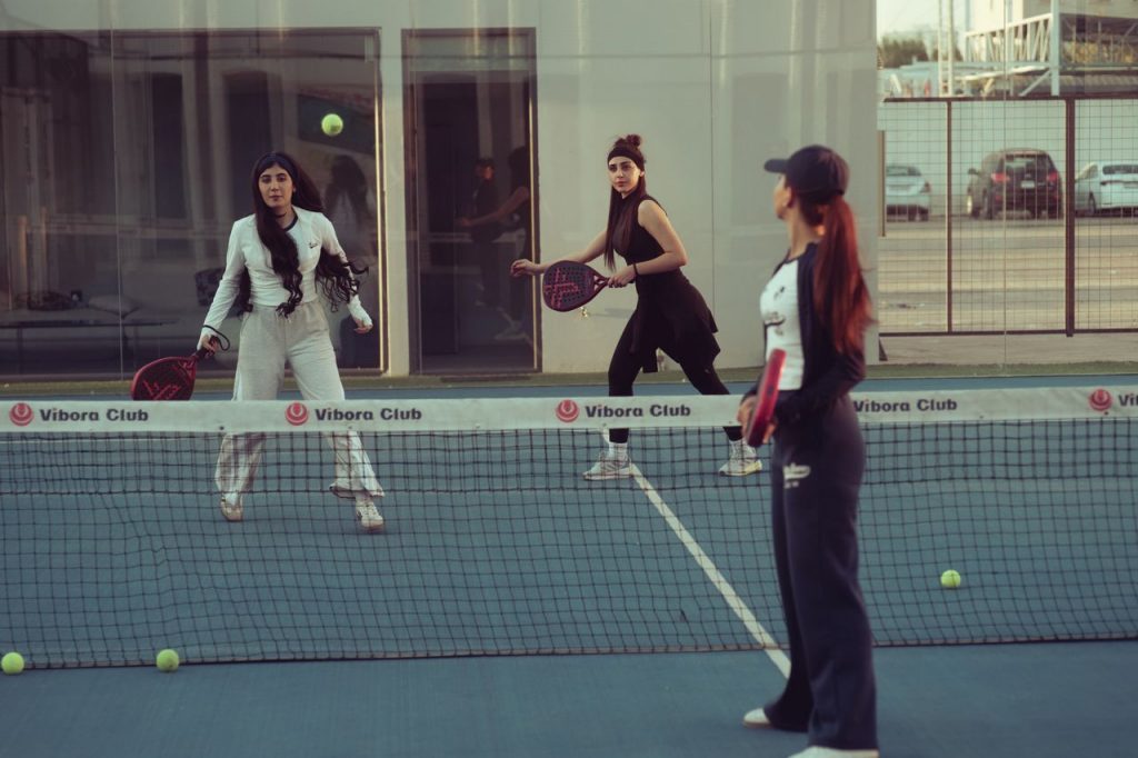 dames op padelbaan